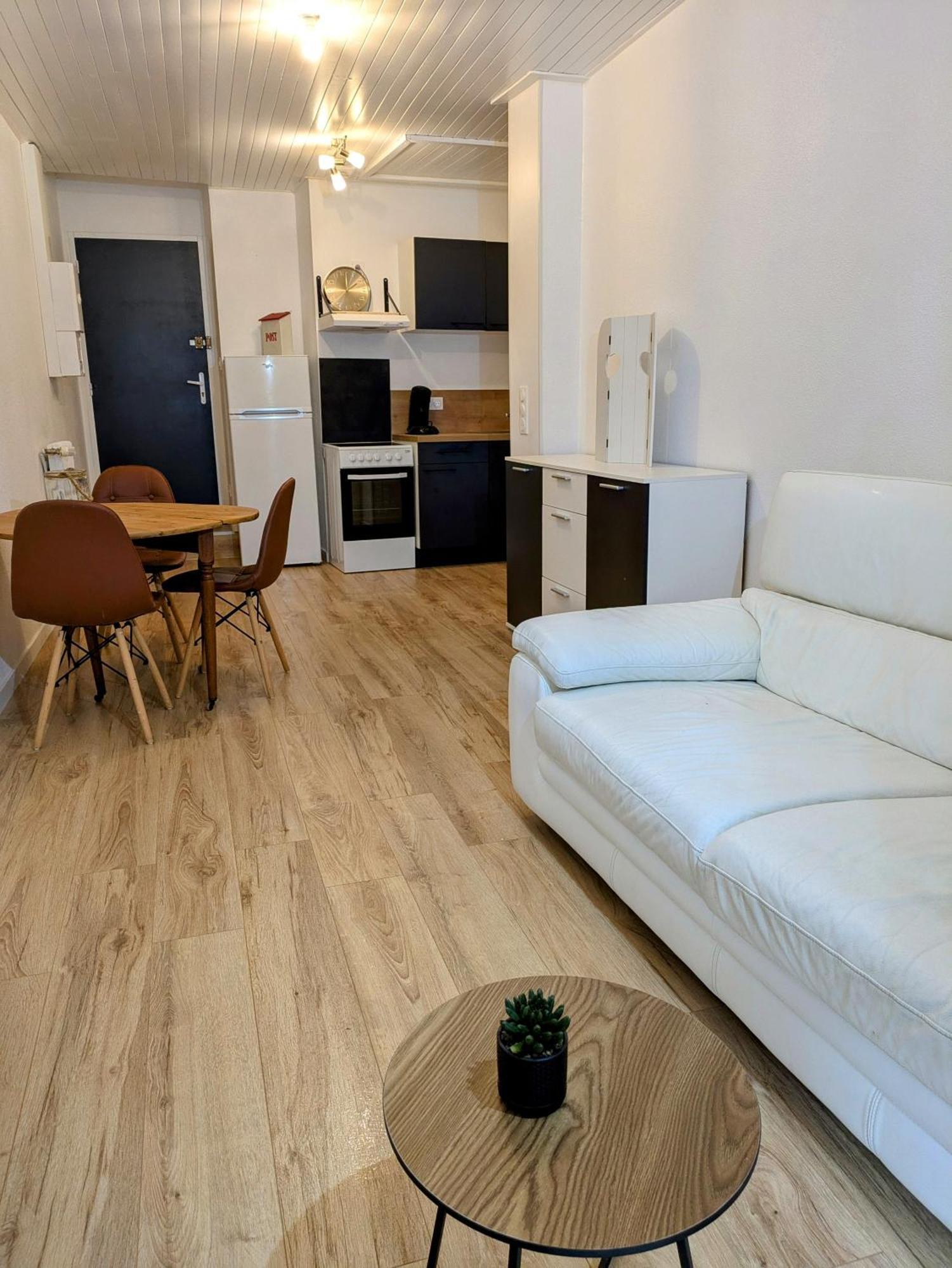 Sous La Tour Apartamento Poligny  Exterior foto
