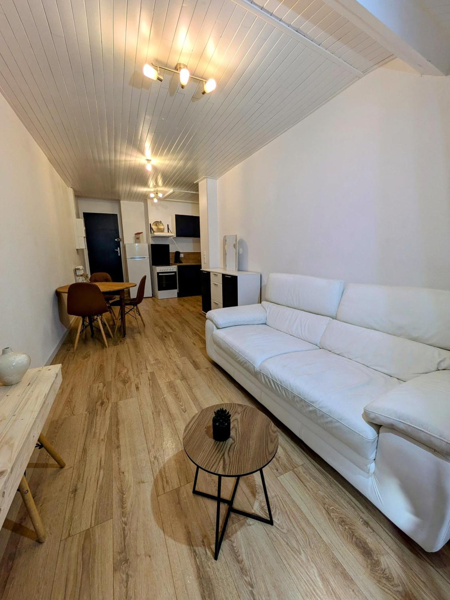 Sous La Tour Apartamento Poligny  Exterior foto