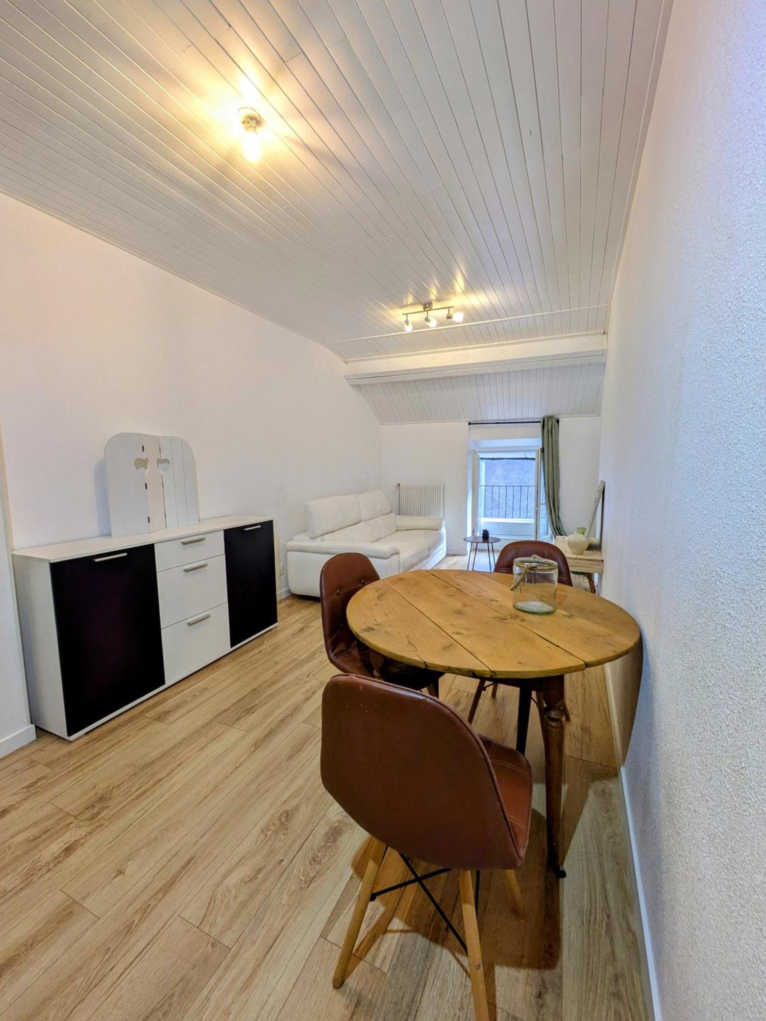 Sous La Tour Apartamento Poligny  Exterior foto